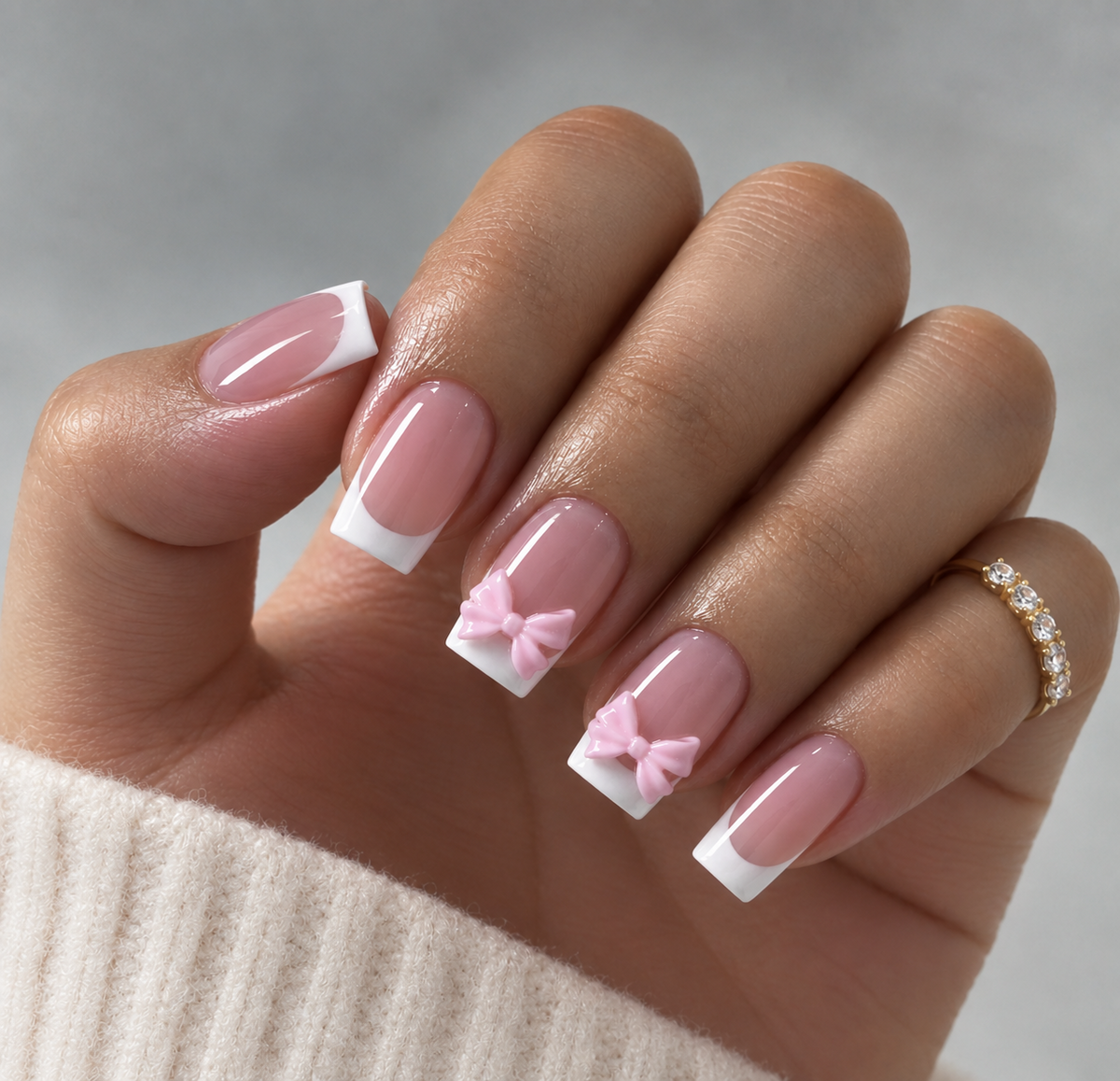 Set de press-on nails COQUETTE BOW de BY MANAY, estilo french con detalle coquette.
