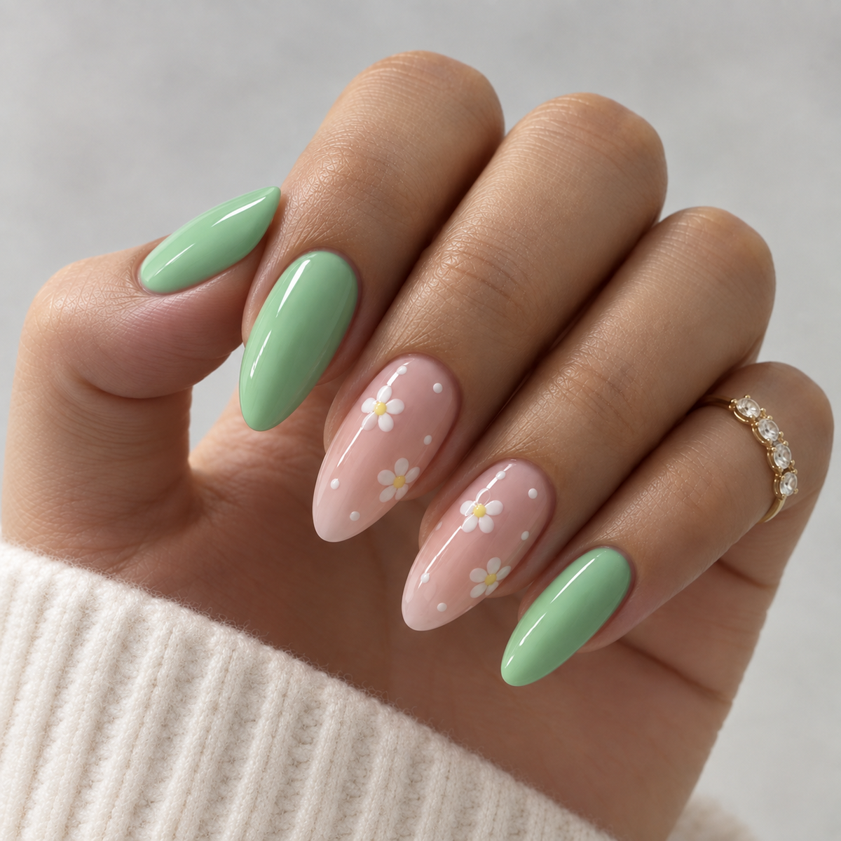 Set de press-on nails DAISY MATCHA de BY MANAY, diseño nude con detalle floral.